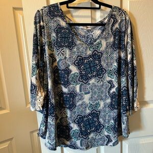 Fringe Benefits 2X Blue & White Patterned Top Blouse 3/4 Lace Embellished Sleeve